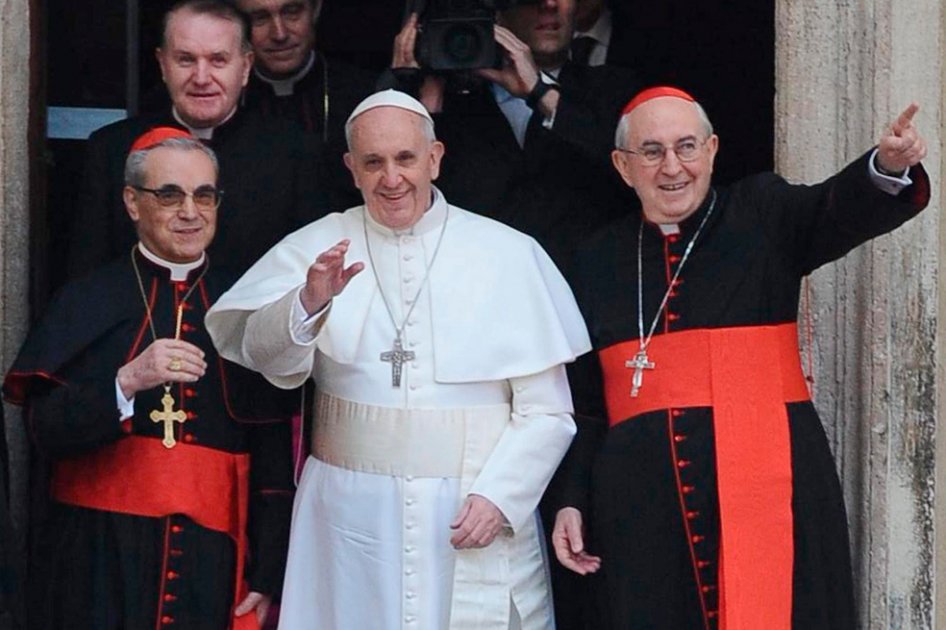 Con flores para la virgen, el papa Francisco inicia su primera salida romana