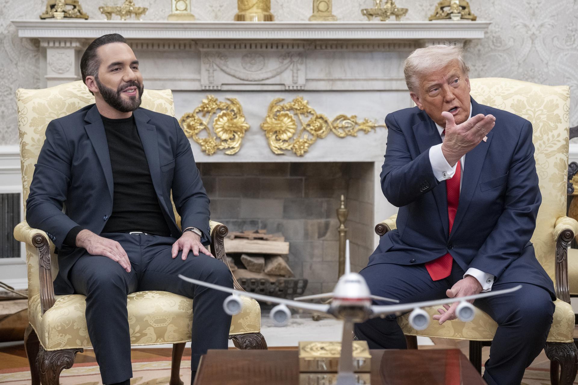WASHINGTON (United States), 14/04/2025.- US President Donald Trump (R) meets with El Salvador President Nayib Bukele (L) in the Oval Office at the White House in Washington, DC, USA, 14 April 2025. President Bukele meets with President Trump as controversy continues over the Trump administration's transfer of more than 200 Venezuelan immigrants accused of gang activity and violent crimes to a prison in El Salvador. EFE/EPA/KEN CEDENO / POOL