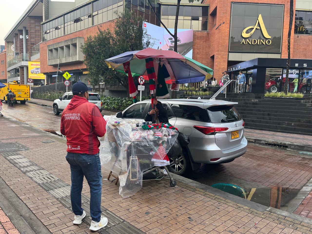 Distrito responde por vendedora informal desalojada en cercanías del centro comercial Andino