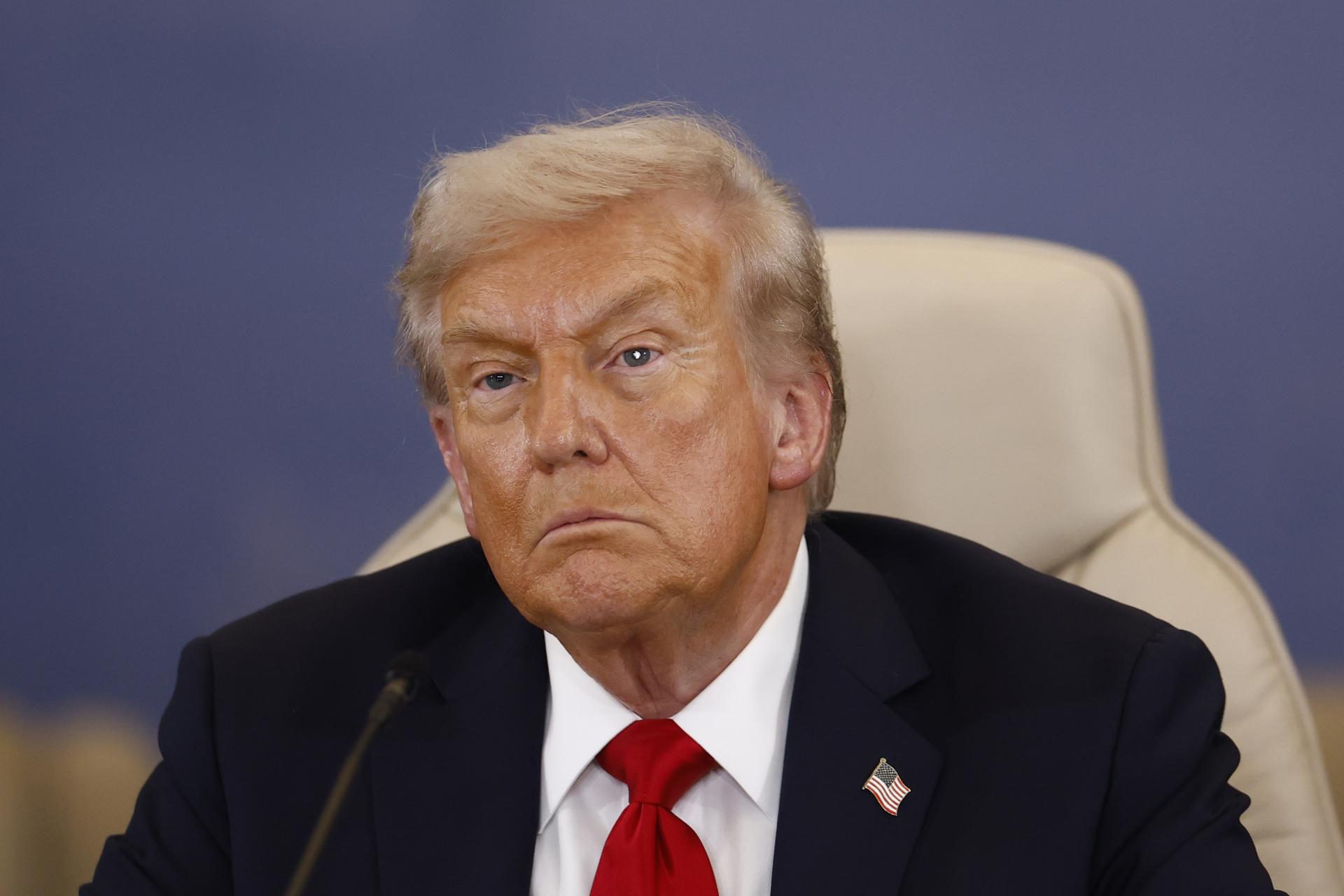 SHARM EL SHEIKH (Egypt), 13/10/2025.- US President Donald Trump looks on during the signature ceremony at the Gaza Peace Summit in Sharm El-Sheikh, Egypt, 13 October 2025. US President Donald Trump alongside Egypt's President Abdel Fattah al-Sisi with leaders from more than 20 countries attend the summit in Sharm El-Sheikh. The first phase of Gaza peace plan between Israel and Hamas involves the release of Israeli hostages and Palestinian prisoners, the partial withdrawal of Israeli forces, and the delivery of humanitarian aid to Gaza. (Egipto) EFE/EPA/YOAN VALAT / POOL
