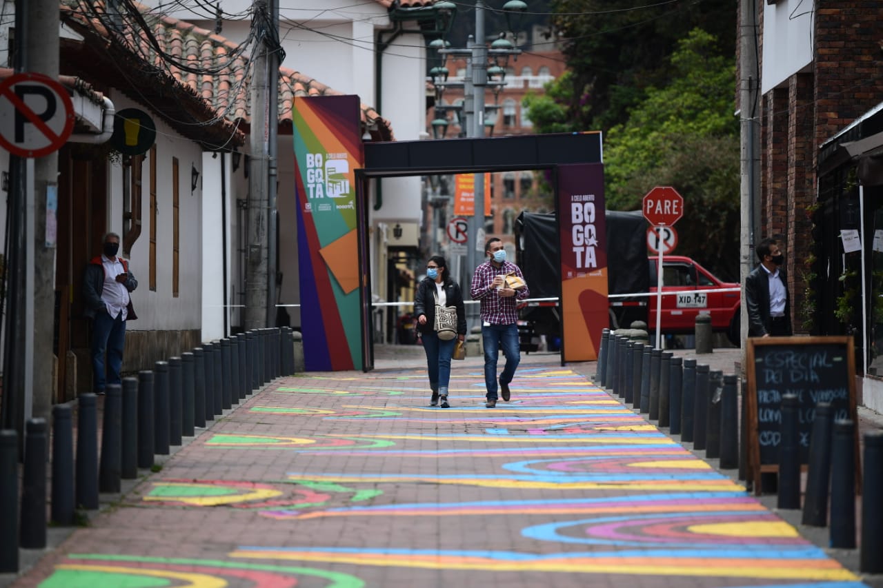 Personas caminando en una calle de Bogotá.