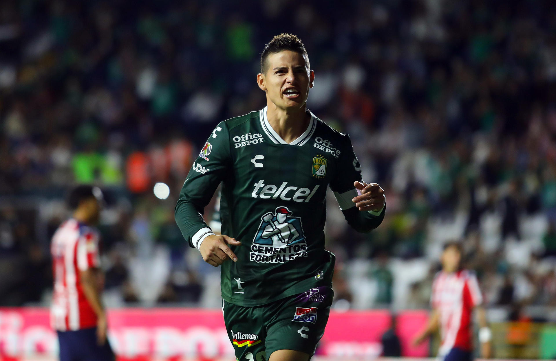 Firma de autógrafos de James Rodríguez en México terminó en caos. ‘Mal organizado’