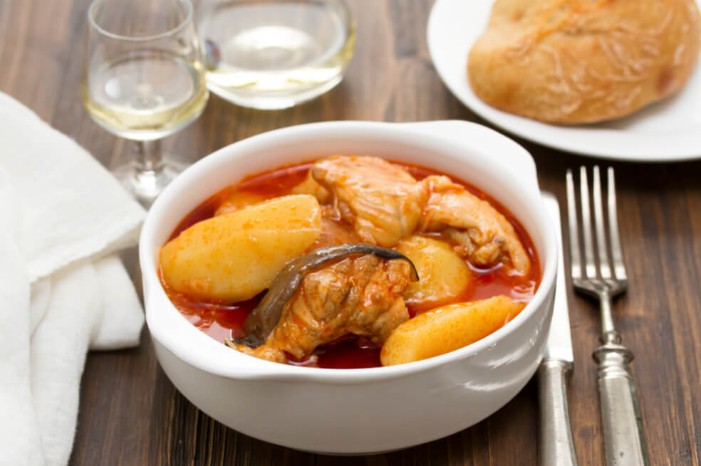 Así se prepara un pescado guisado con salsa roja