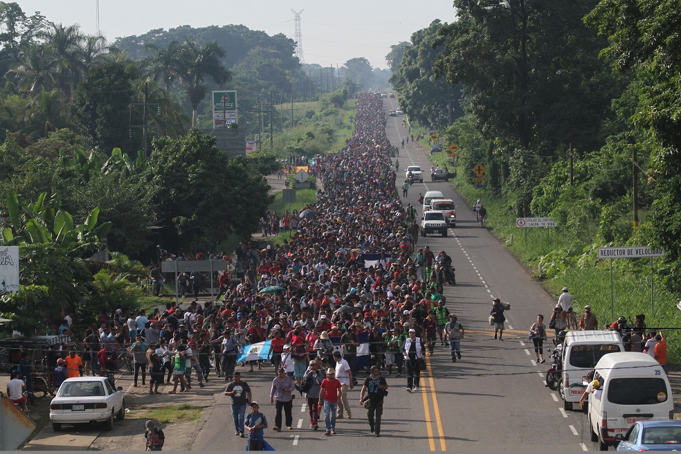 Caravana de migrantes se adentra en México en su ruta hacia EE.UU.