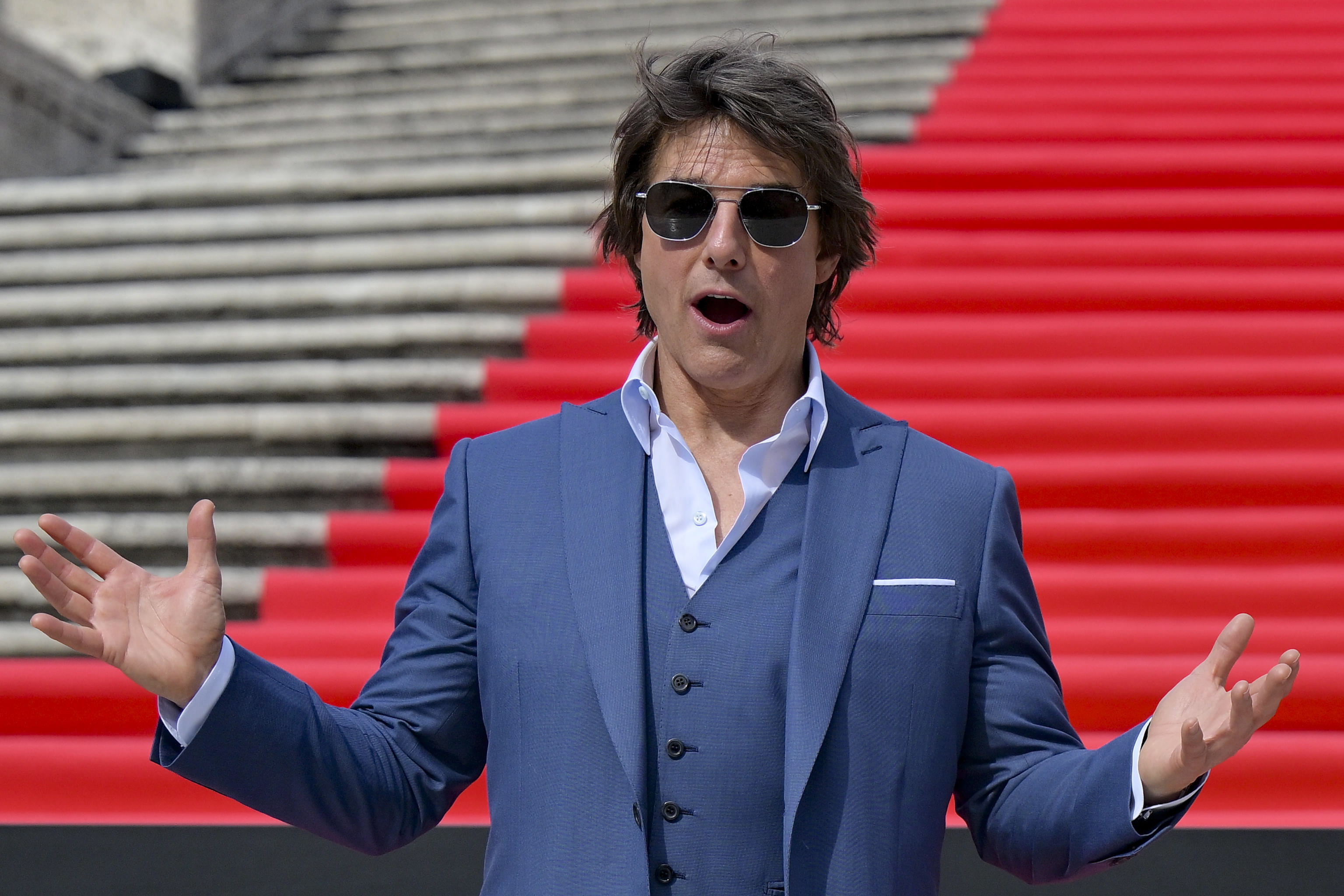 Rome (Italy), 19/06/2023.- US actor Tom Cruise poses during a photocall for the movie 'Mission: Impossible - Dead reckoning Part 1' at Spanish Steps in Piazza di Spagna, Rome, Italy, 19 June 2023. (Cine, Italia, Roma) EFE/EPA/ETTORE FERRARI