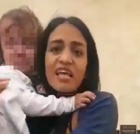 Mujer que reclamaba su sueldo fue esposada con su bebé en brazos, Petro reaccionó