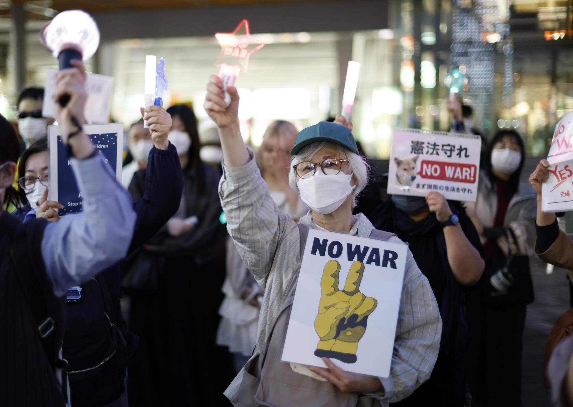 TOKYO (Japan), 21/04/2026.- People participate in a rally against a constitutional amendment allowing Japan to sell weapons overseas, in Tokyo, Japan, 21 April 2026. On 21 April 2026, the government revised the operational guidelines for the Three Principles on Transfer of Defense Equipment and Technology. As a result, Japan will now be able to export equipment with lethal or destructive capabilities, such as fighter aircraft and destroyers. (Protestas, Japón, Tokio) EFE/EPA/FRANCK ROBICHON