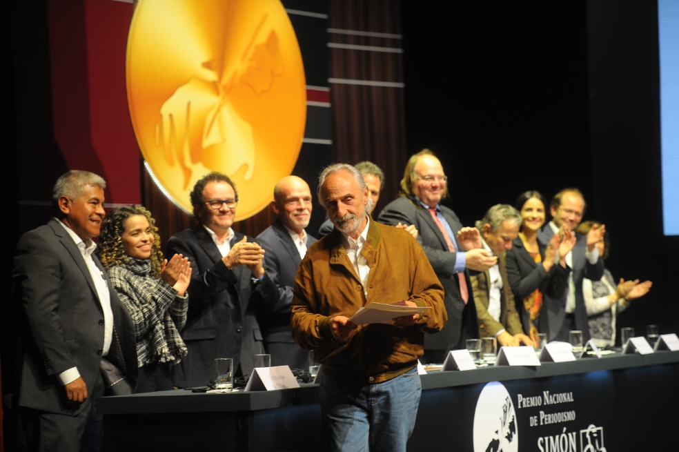 El jueves en la noche, en el Teatro Mayor Julio Mario Santo Domingo, Alfredo Molano recibió el Premio Vida y Obra. / Cristian Garavito - El Espectador