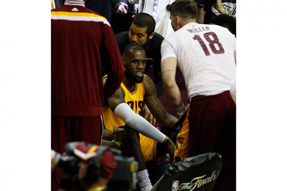 LeBron James muestra más de la cuenta en partido de baloncesto