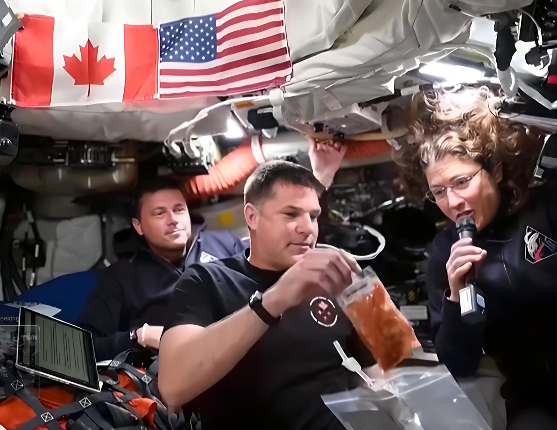 USA9634. MIAMI (ESTADOS UNIDOS), 07/04/2026.- Captura de vídeo de la NASA donde aparecen los astronautas Reid Wiseman (i), Jeremy Hansen (c), y Christina Koch, mostrando los alimentos que consumen a bordo de la nave Orion de la misión lunar Artemis II. Un bote de Nutella, que se escapó y flotó dentro de la nave Orión en plena trasmisión, y demostraciones de qué comen los astronautas y cómo preparan sus comidas se han convertido en momentos icónicos de la misión lunar Artemis II, que este martes comenzó el proceso de retorno a la Tierra. EFE/NASA /SOLO USO EDITORIAL /NO VENTAS /SOLO DISPONIBLE PARA ILUSTRAR LA NOTICIA QUE ACOMPAÑA /CRÉDITO OBLIGATORIO