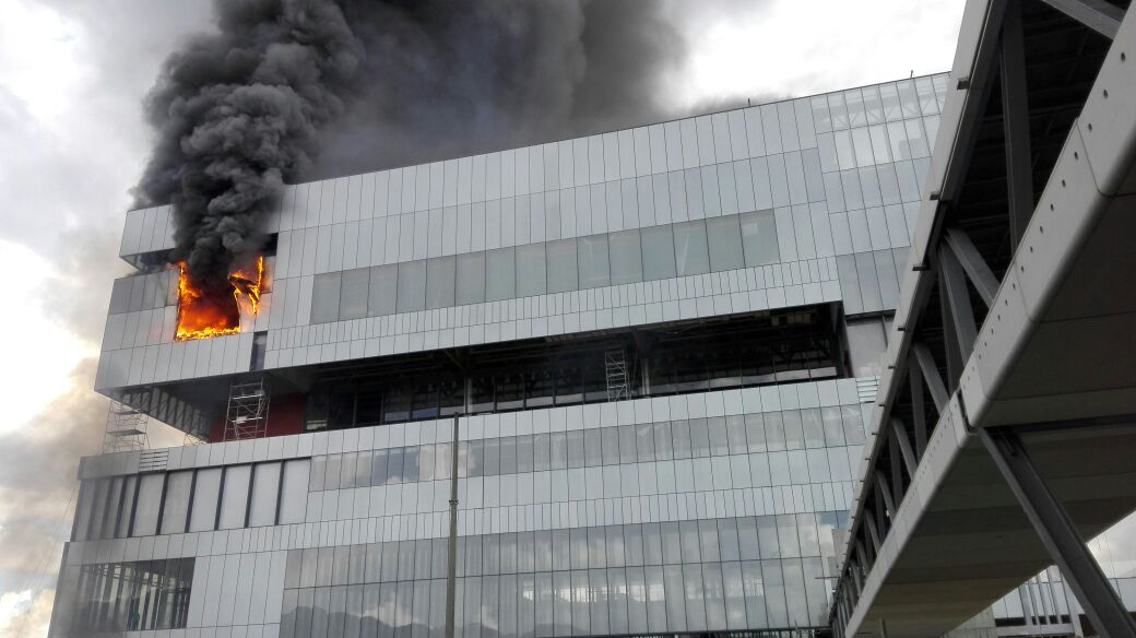 Se registra incendio en construcción cercana a Corferias