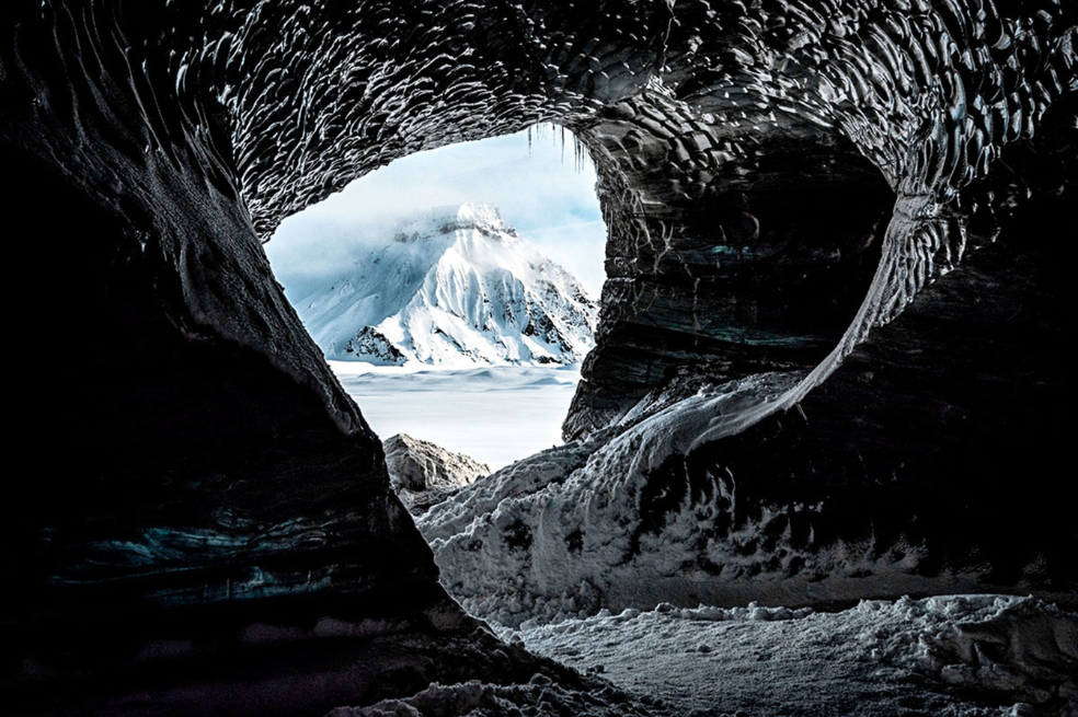 El glaciar Mýrdalsjökull es la cuarta capa de hielo más grande de Islandia. Cubre unos impresionantes 600 kilómetros cuadrados y esconde en sus profundidades el volcán Katla. Está situado en la parte sur de las tierras altas islandesas.
Foto ganadora de la categoría de estudiantes. / David Feuerhelm.