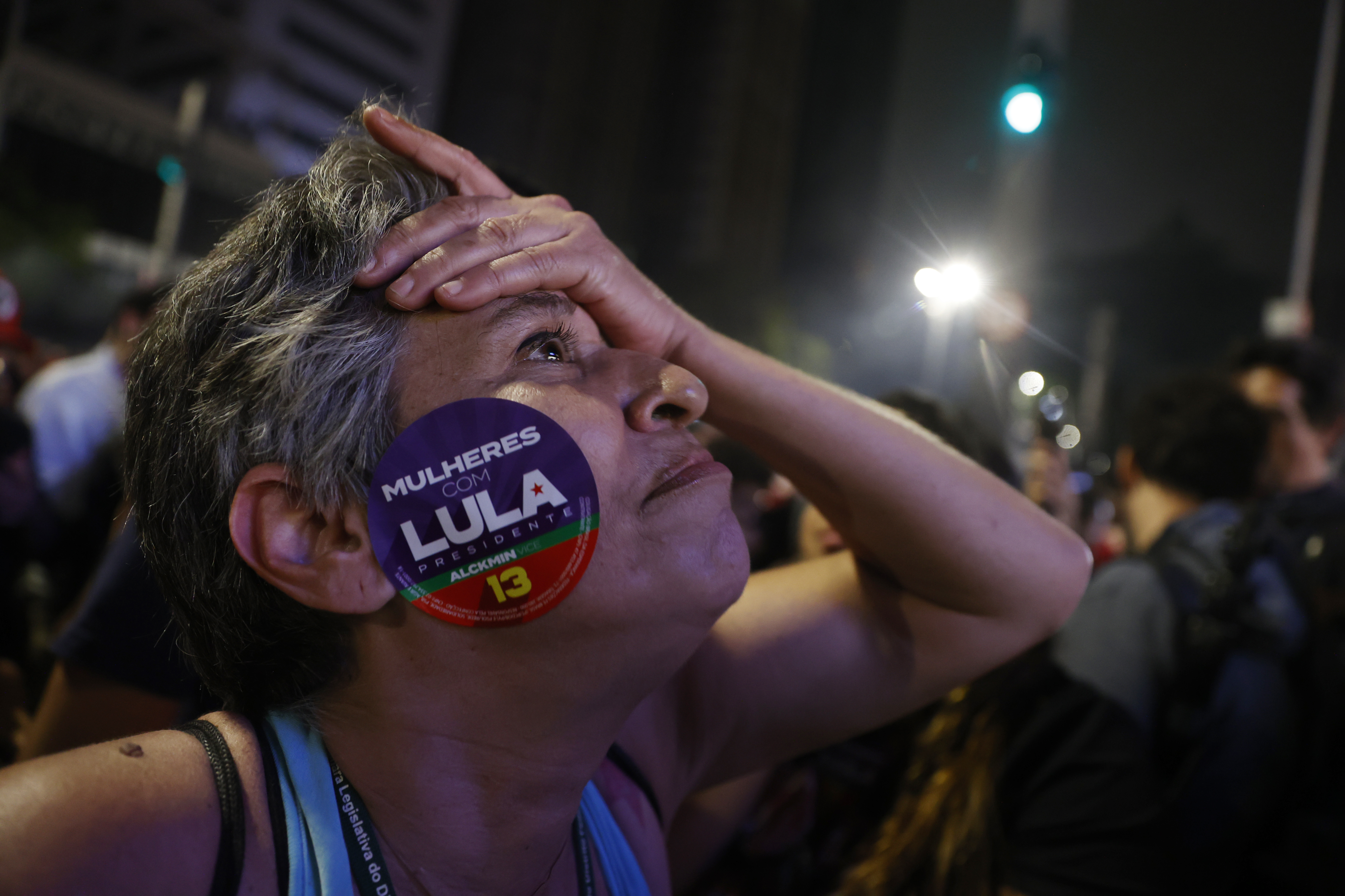 AME1534. SAO PAULO (BRASIL), 02/10/2022.- Simpatizantes del expresidente y candidato presidencial Luiz Inácio Lula da Silva celebran mientras se publican los resultados parciales de las elecciones brasileñas hoy, en la Avenida Paulista de Sao Paulo (Brasil). EFE/ Fernando Bizerra