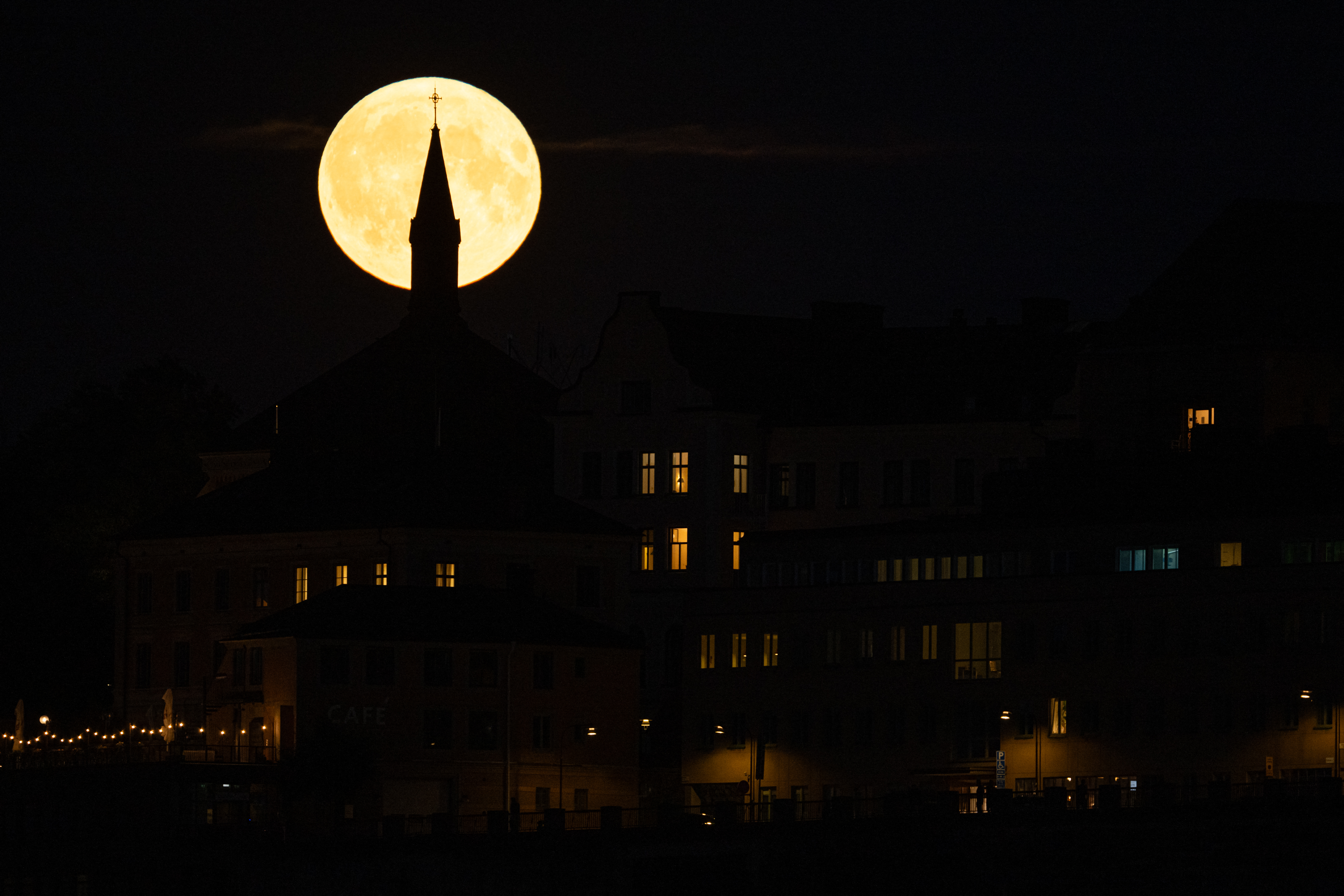 Esta fotografía muestra una superluna azul saliendo detrás de Sodermalm, en Estocolmo. (Jonathan NACKSTRAND / AFP)