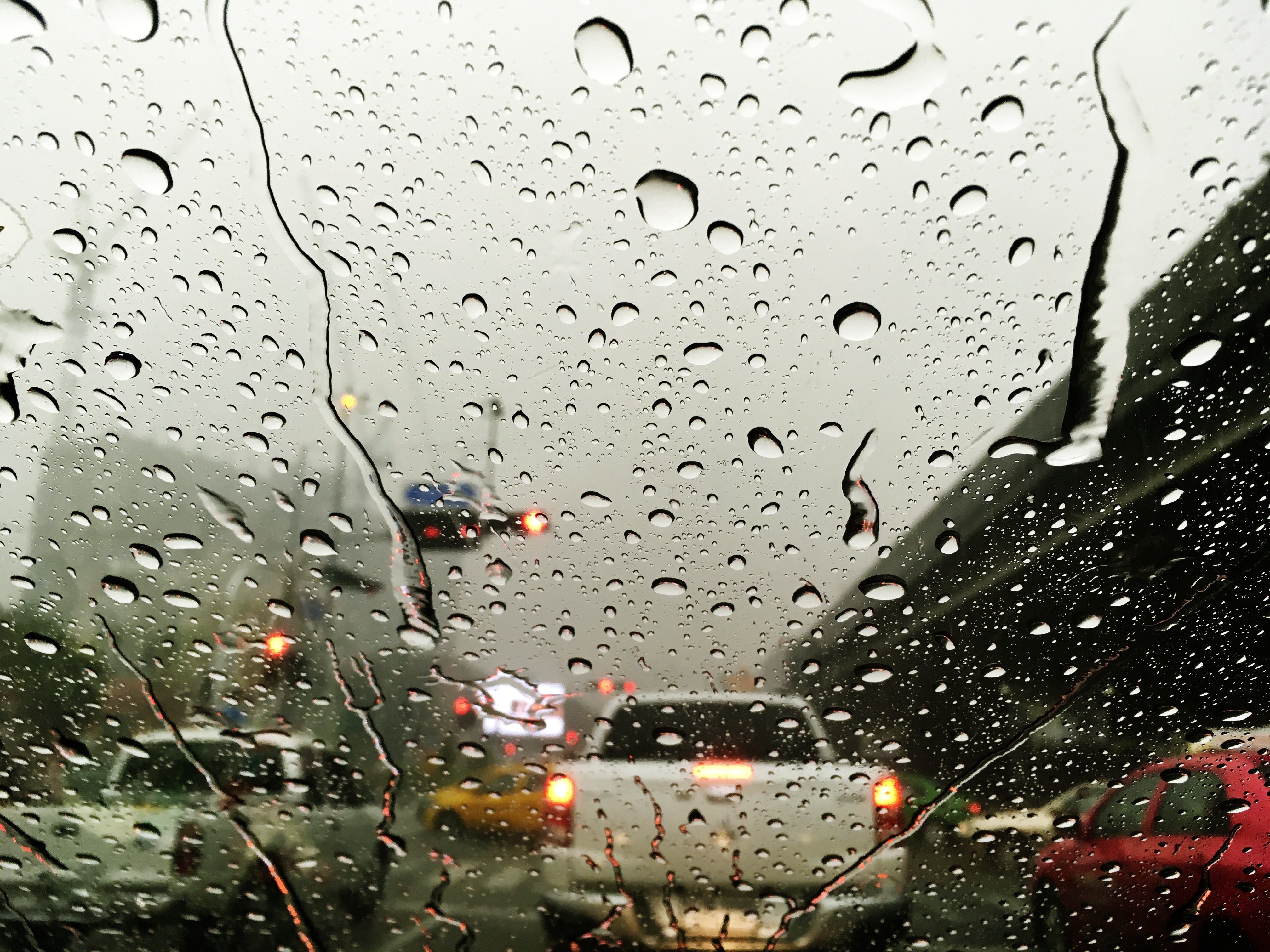 ¿Cómo reducir el riesgo de accidentes al conducir bajo la lluvia?