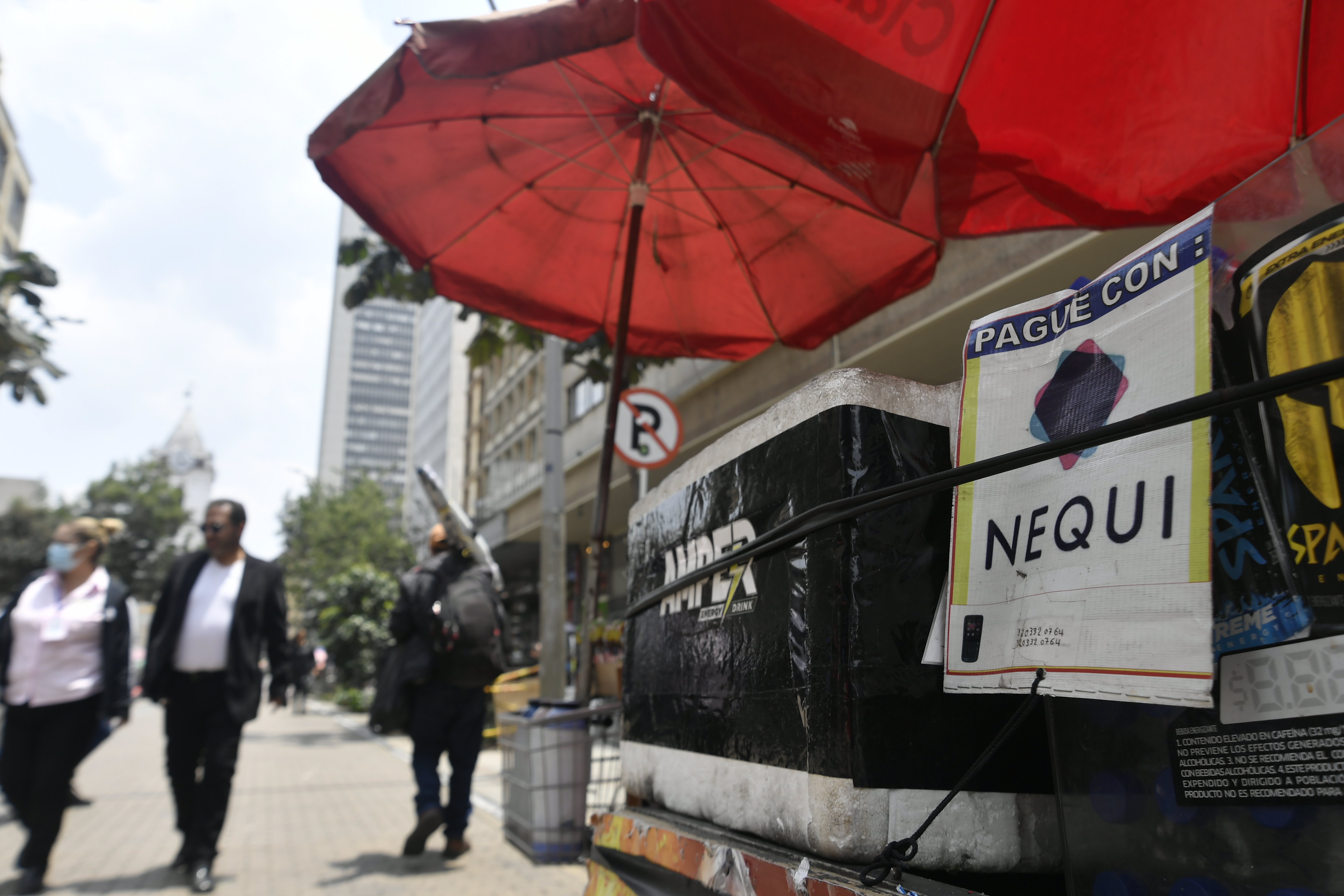 Vendedores ambulantes que reciben pagos por App como Nequi o Daviplata.