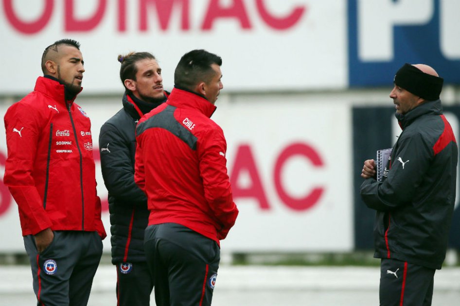 Sampaoli habla con sus jugadores durante el entrenamiento de este miércoles. Foto: AFP