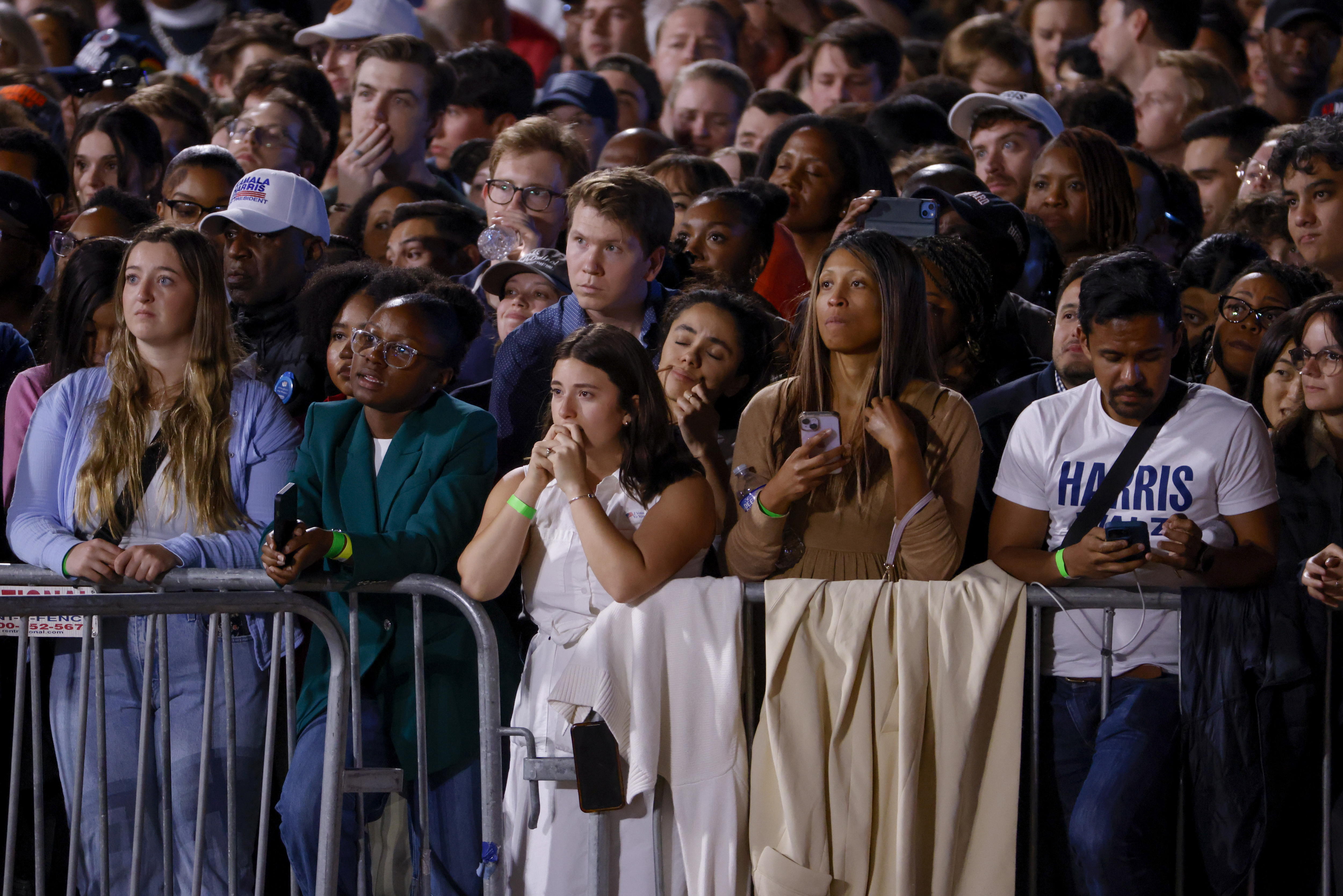 Washington (United States), 06/11/2024.- Supporters of Democratic Presidential nominee Kamala Harris gather to watch the returns at an election night watch party at Howard University on Election Day in Washington, DC, USA, 05 November 2024. Voters across the country are casting ballots today for President of the United States in a tightly contested race between Republican presidential candidate Donald J. Trump and Democratic presidential candidate US Vice President Kamala Harris, as well as for candidates in Senate and Congressional races. (Elecciones, Estados Unidos) EFE/EPA/SHAWN THEW