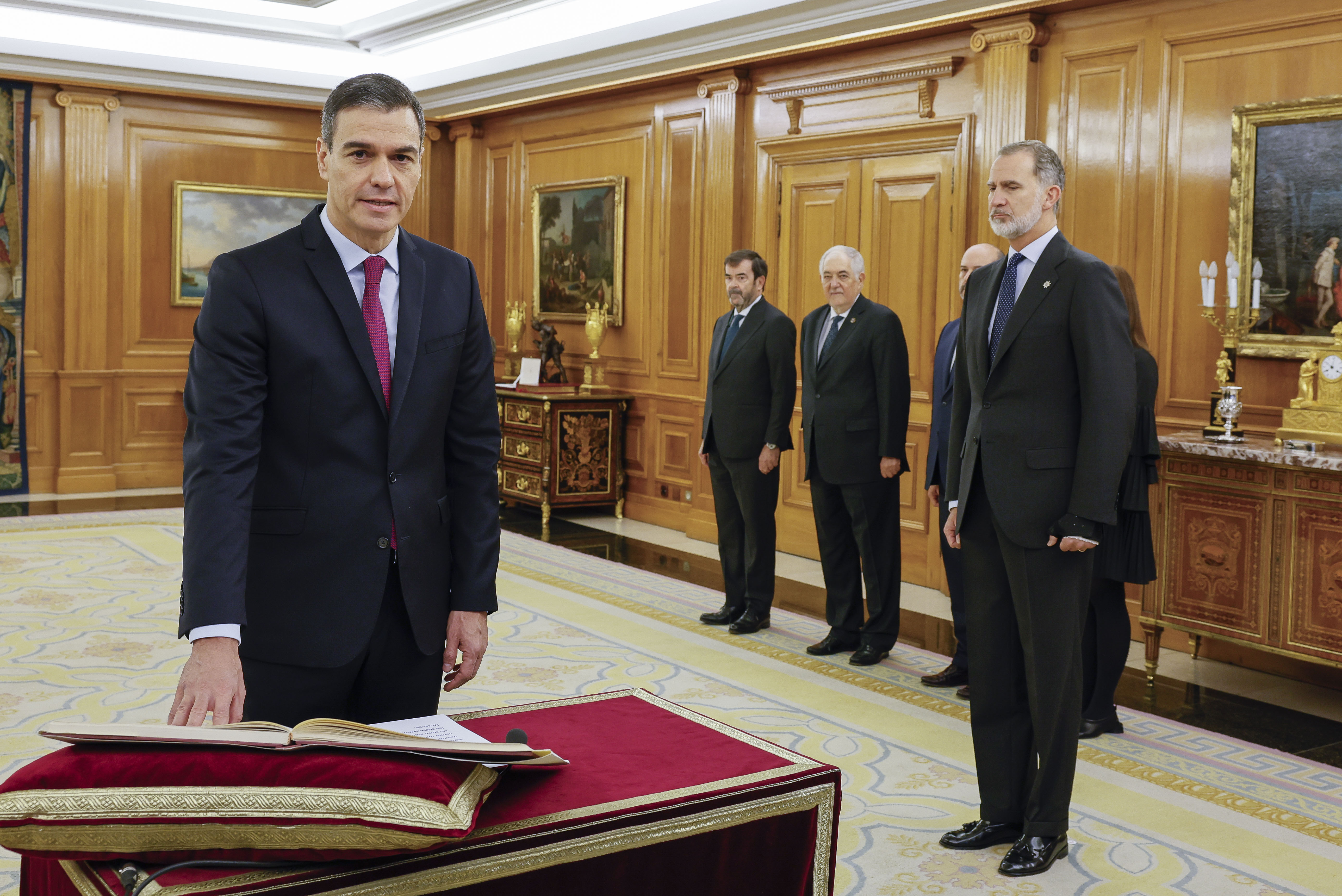 MADRID, 17/11/2023.- Pedro Sánchez (i) promete su cargo de presidente del Gobierno ante el rey Felipe VI (d) y un ejemplar de la Constitución, este viernes en el Salón de Audiencias del Palacio de la Zarzuela en Madrid. EFE/ Ballesteros POOL