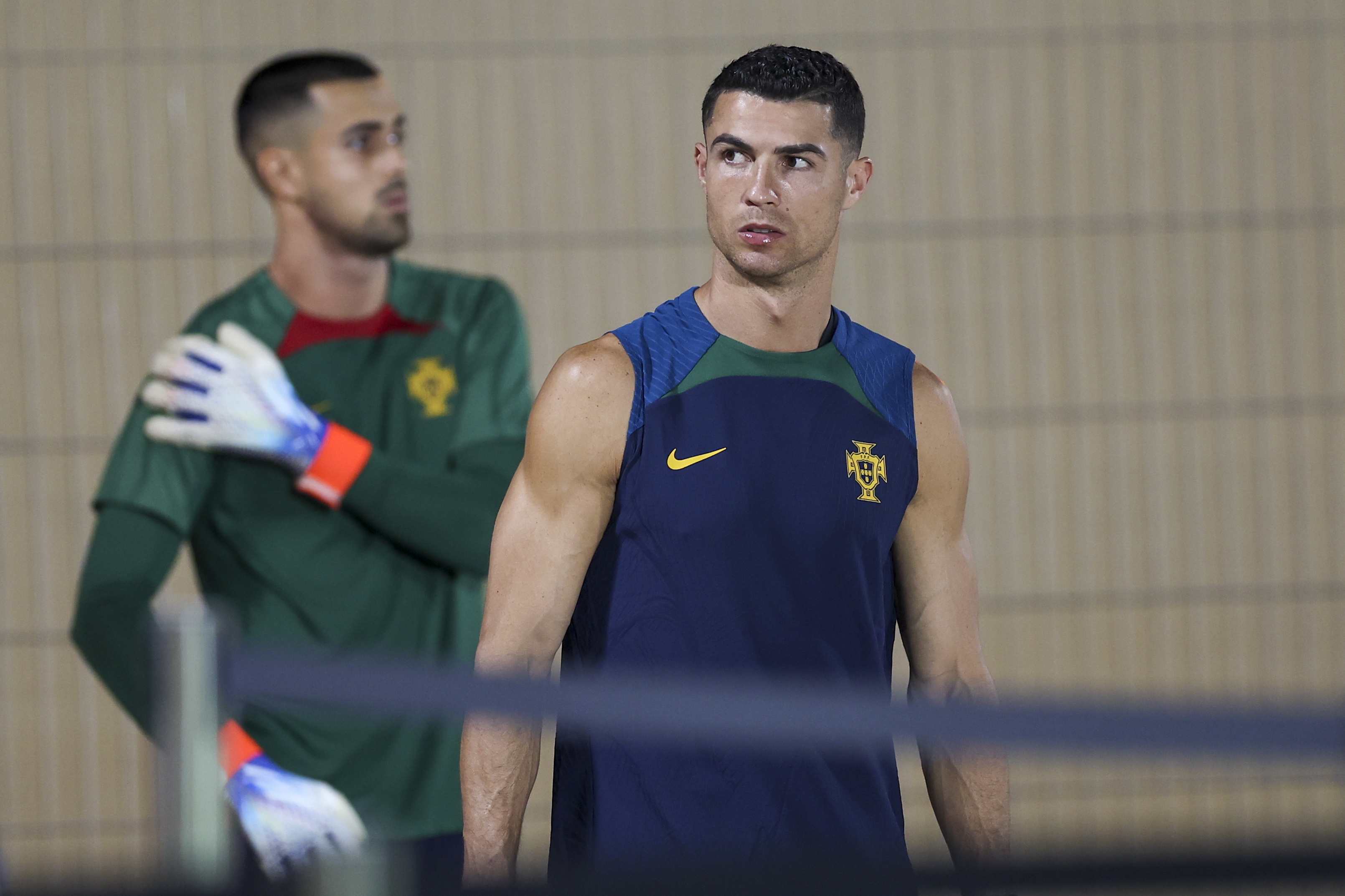 Al-shananiya (Qatar), 27/11/2022.- Portugal's Cristiano Ronaldo (R) attends his team's training session in Al-Shahaniya, Qatar, 27 November 2022. Portugal will face Uruguay in their FIFA World Cup 2022 group H soccer match on 28 November. (Mundial de Fútbol, Catar) EFE/EPA/JOSE SENA GOULAO