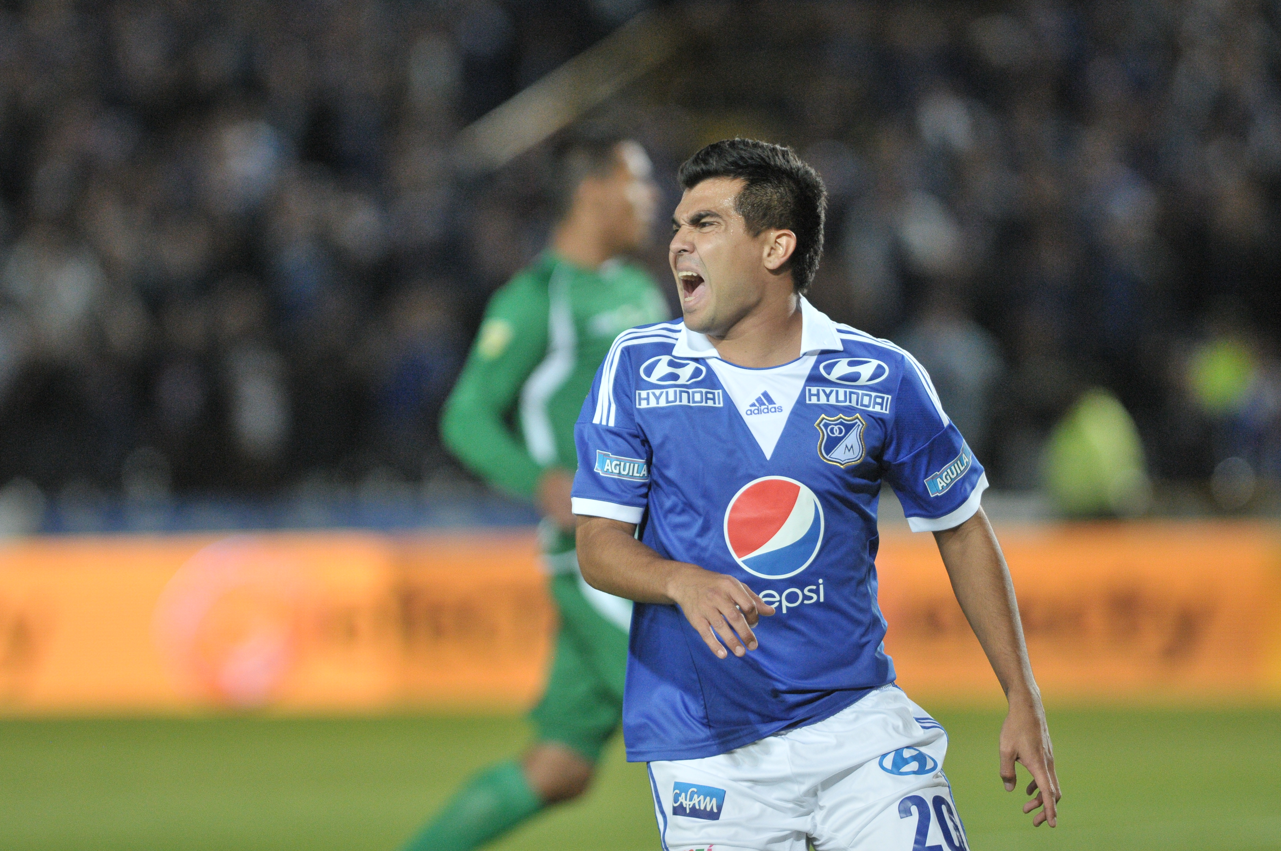 Jugador de Millonarios durante el compromiso ante Deportivo Cali en el Estadio El Campin de Bogotá