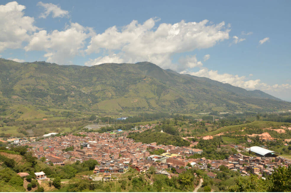 Hija de una familia que buscaba una guaca en Antioquia cayó por una cascada y murió
