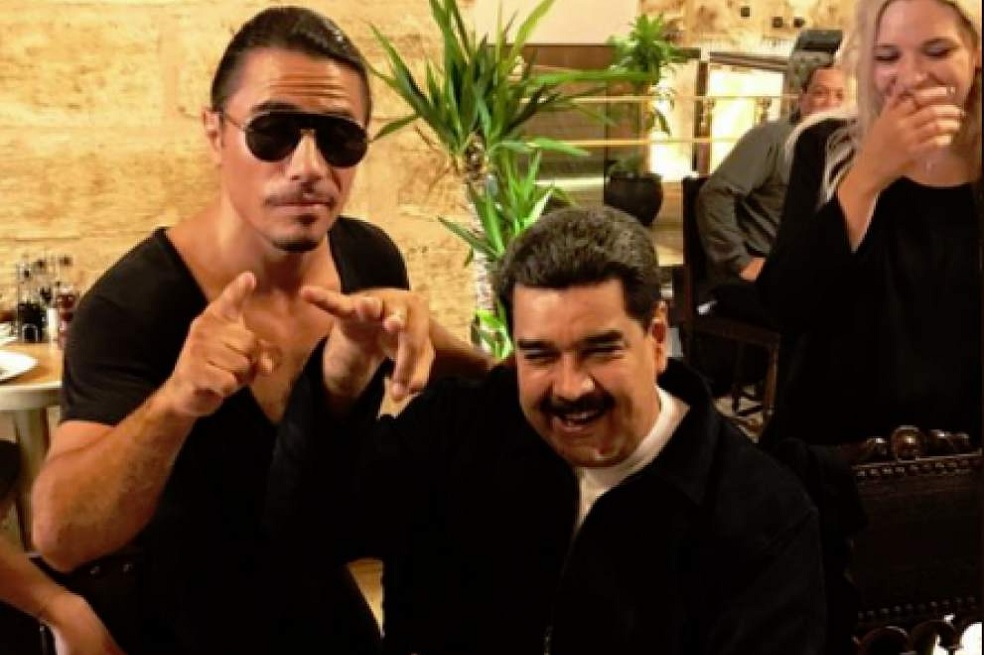Venezuela: Indignación por visita de Maduro a restaurante de Salt Bae