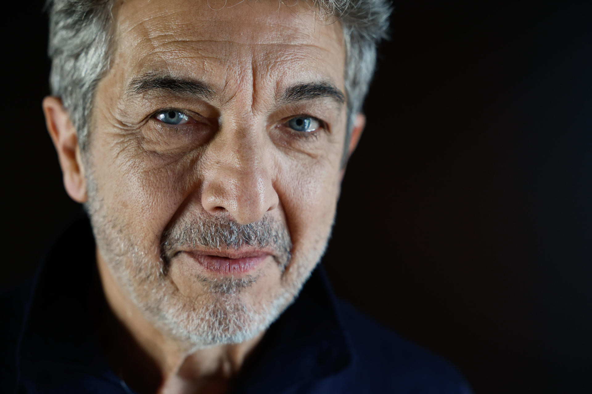 MADRID, 22/04/2025.- Ricardo Darín se ha metido en la piel de Juan Salvo, el héroe de una novela gráfica mítica en Argentina, 'El eternauta', y aunque asegura que en su adaptación a una serie televisiva han trabajado en una historia de pura ciencia ficción, reconoce que en el mundo actual de extremismos, puede haber otras interpretaciones para el espectador. "El mundo está en una situación actualmente muy extraña en donde hay fuerzas extremas" que "están irrumpiendo nuevamente, están llegando a los primeros planos de la escena internacional", lo que permite que cada persona que vea la serie, que se estrena en Netflix el 30 de abril, pueda darle una interpretación diferente, señala el actor en una entrevista con EFE.-EFE/ Mariscal
