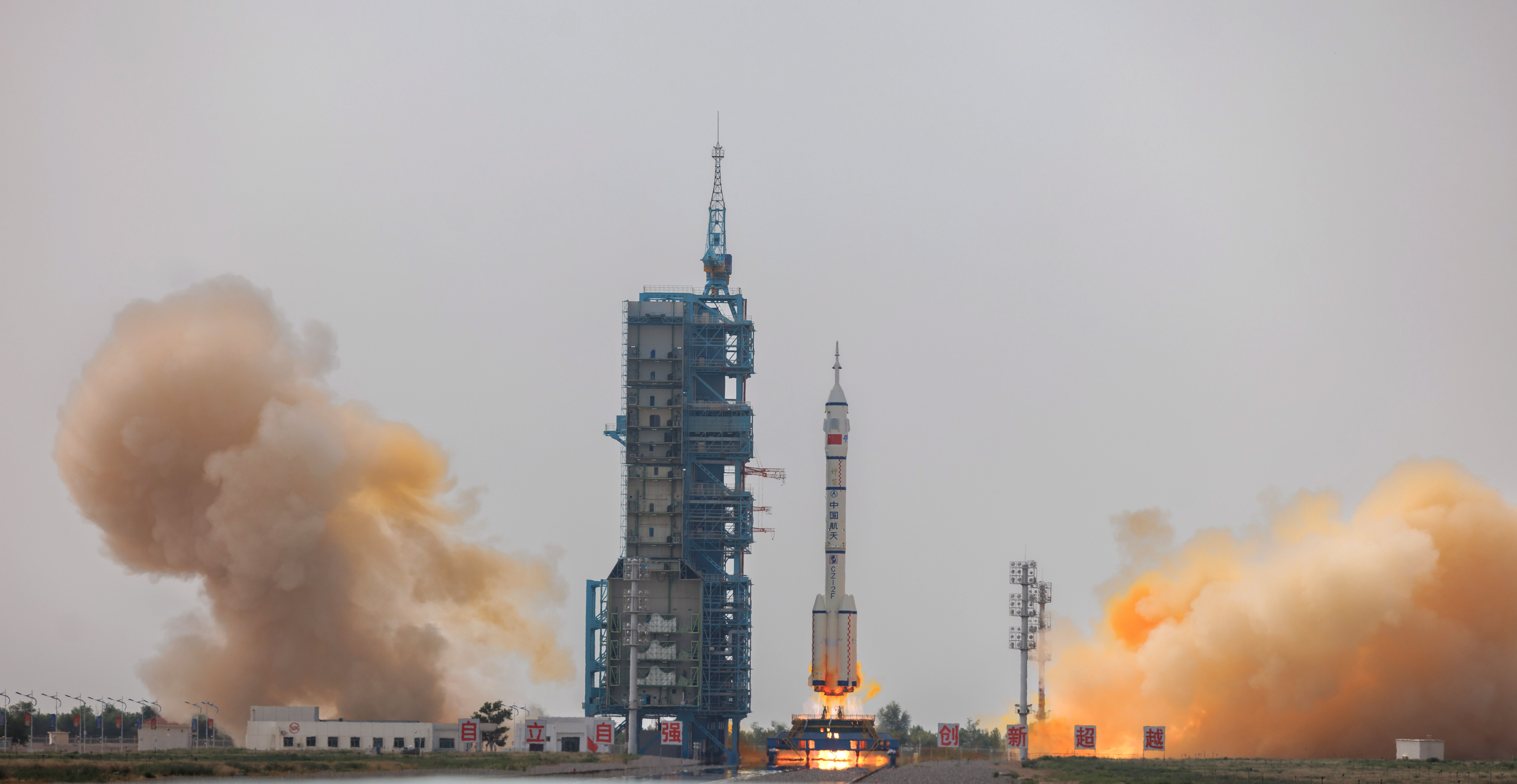 China envía misión tripulada al espacio y sueña con llegar a la Luna