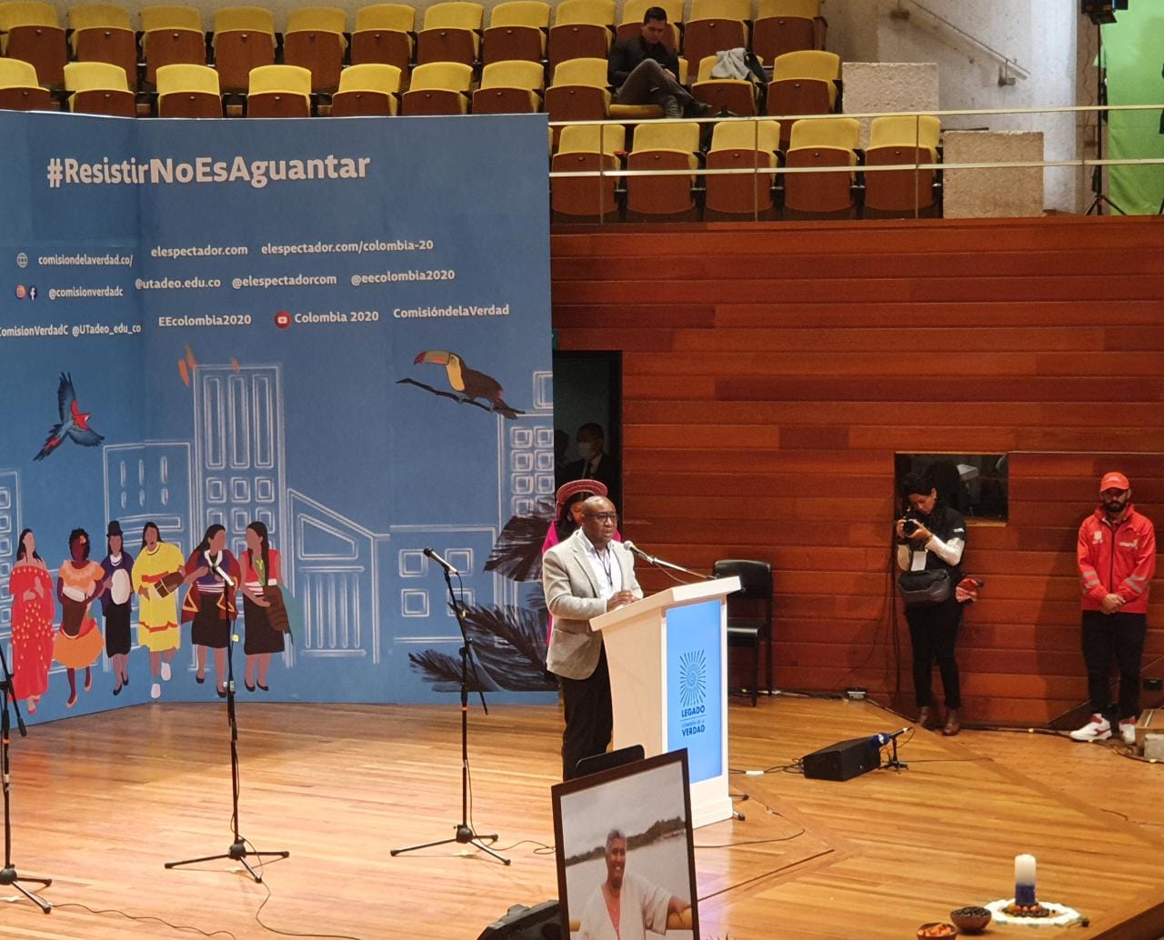 El comisionado Leyner Palacios en la entrega pública del volumen étnico que coordinó junto a la comisionada Patricia Tobón Yagarí.