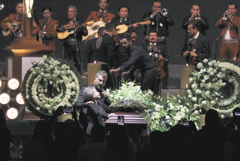  Alejandro Fernández y María del Refugio Abarca, esposa, despiden a Vicente Fernández. / AP