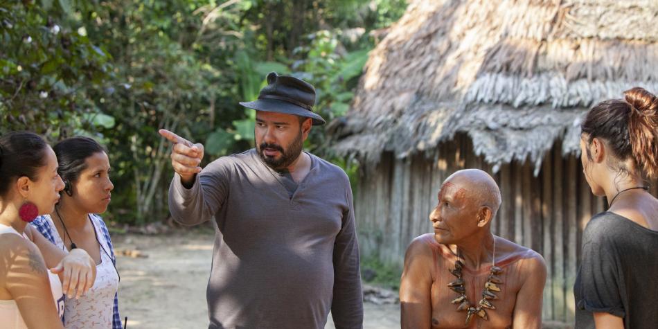 El talentoso director colombiano Ciro Guerra, tan solo dirige el primer capítulo.Netflix