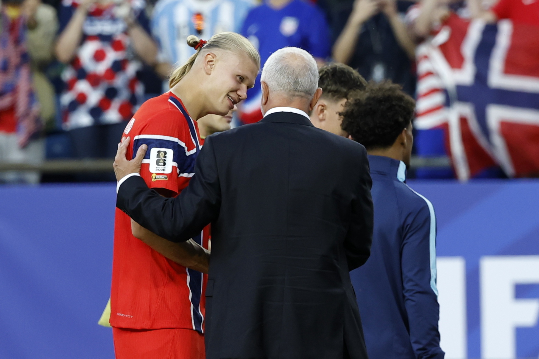 Foxborough (United States), 16/06/2026.- Erling Haaland of Norway (L) talks with Iraq's head coach Graham Arnold after the FIFA World Cup 2026 group stage match Iraq against Norway, in Boston, Massachusetts, USA, 16 June 2026. (Noruega) EFE/EPA/GREG M. COOPER