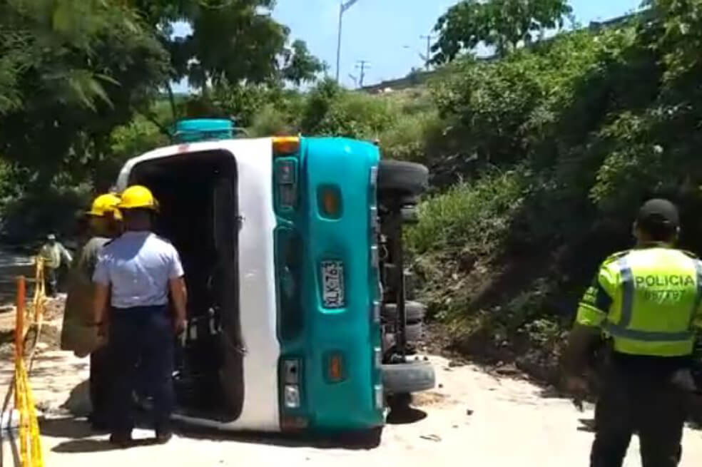 En Barranquilla se volcó un bus de servicio escolar con 28 niños a bordo