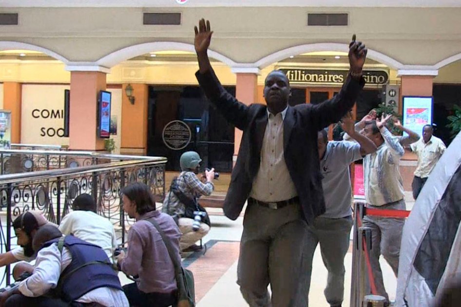 El ejército keniano ha iniciado un intento de asalto final para neutralizar a los terroristas del grupo radical islámico que ocupa un centro comercial de Nairobi y liberar a sus treinta rehenes.