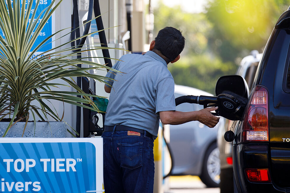Precio de la gasolina bajará levemente a partir de mañana
