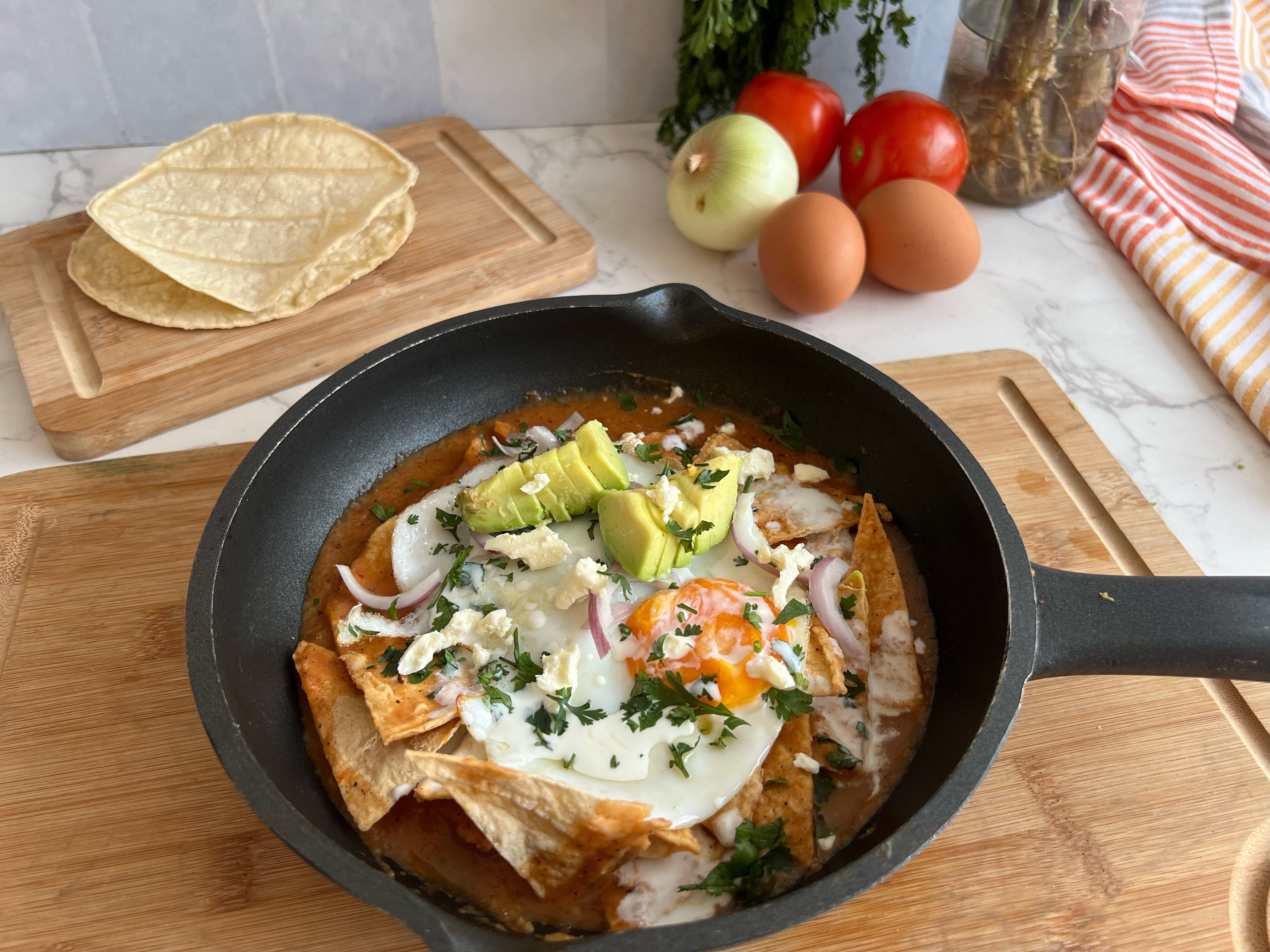 Domingo para disfrutar de unos buenos chilaquiles rojos