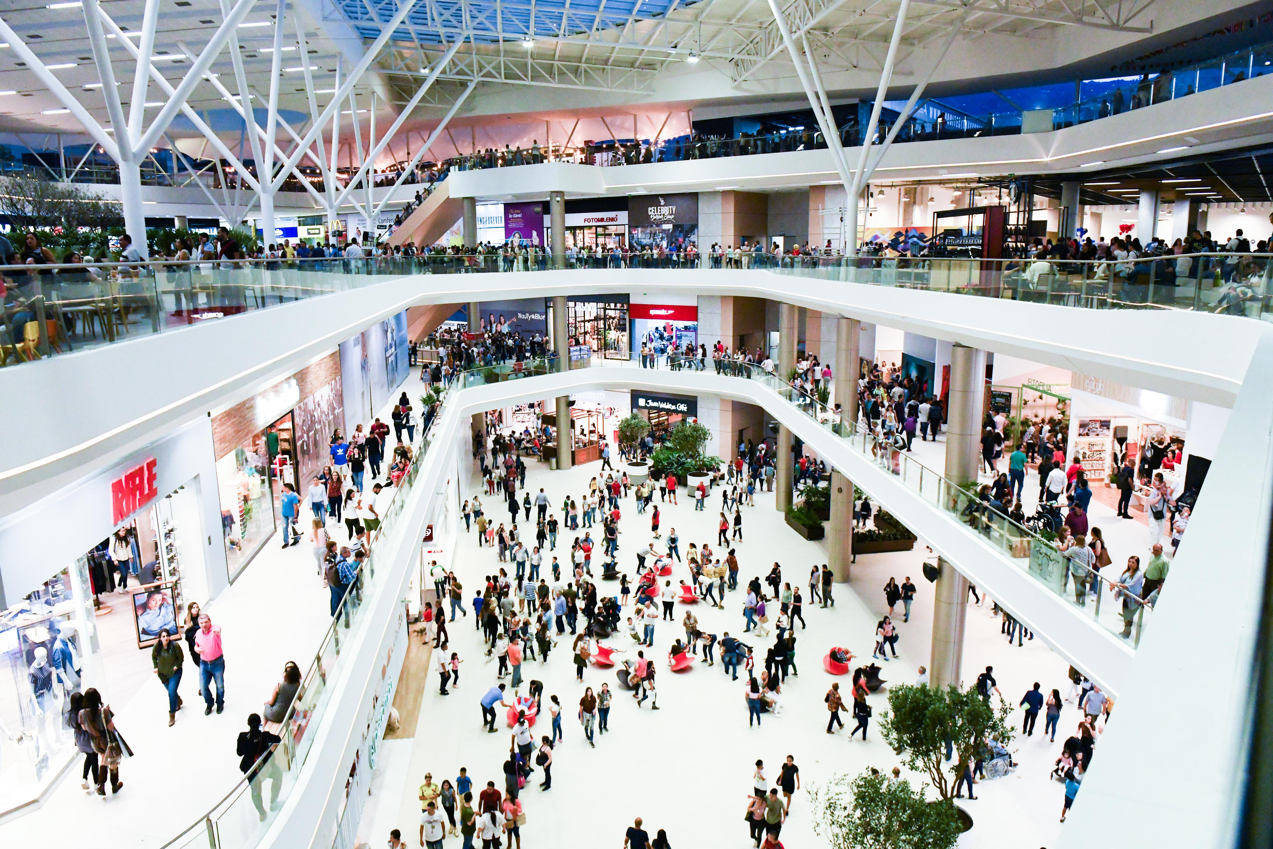 El modelo de negocio que implementa Viva Envigado es el de operación y administración, por lo que le arrienda sus espacios a las marcas que quieran estar en el centro comercial. Y cobra una comisión sobre las ventas de algunos de establecimientos. Se trata de una nueva tendencia mundial que asegura que el centro comercial se mantenga dinámico y renovado, pues al haber un solo propietario es más fácil tomar decisiones que en el modelo de copropietarios.
