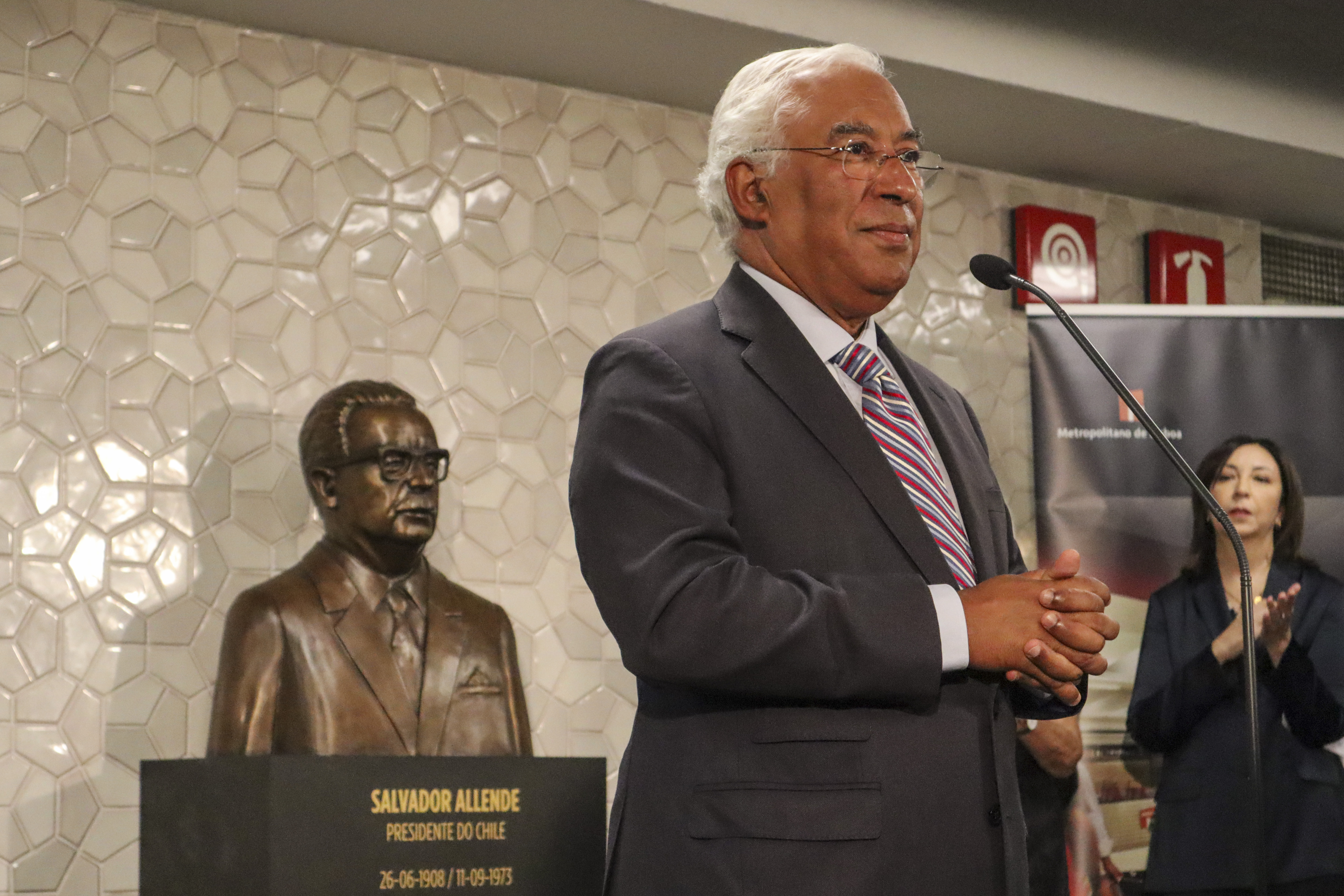 LISBOA, 26/09/2023.- El primer ministro de Portugal, António Costa, inaugura este martes una escultura de Salvador Allende para defender la memoria en democracia, este martes en la estación de Metro de Arroios en Lisboa. EFE/ Carlota Ciudad