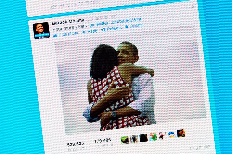 Foto de Obama y Michelle, la más popular en la historia de redes sociales