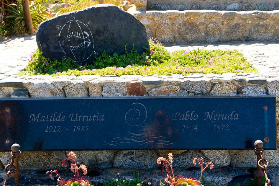 Los restos óseos del poeta fueron exhumados en abril pasado de su tumba junto al mar en el balneario de Isla Negra, en la costa central de Chile.