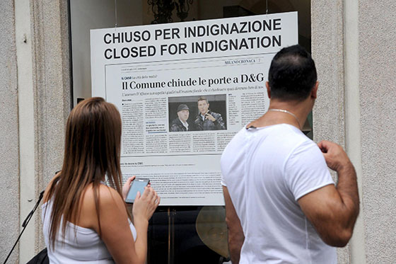 MIL01 MILÁN (ITALIA) .- Un cartel que reza "cerrado por indignación" cuelga de la entrada de la tienda de Dolce Gabbana, cerrada temporalmente, en Milán (Italia), hoy, viernes 19 de julio de 2013. La dirección de la marca de moda ha decidido cerrar varias tiendas tras la condena dictada el pasado 19 de junio por el Tribunal de Milán contra los diseñadores italianos a un año y ocho meses de prisión por evasión fiscal. EFE/Daniele Mascolo