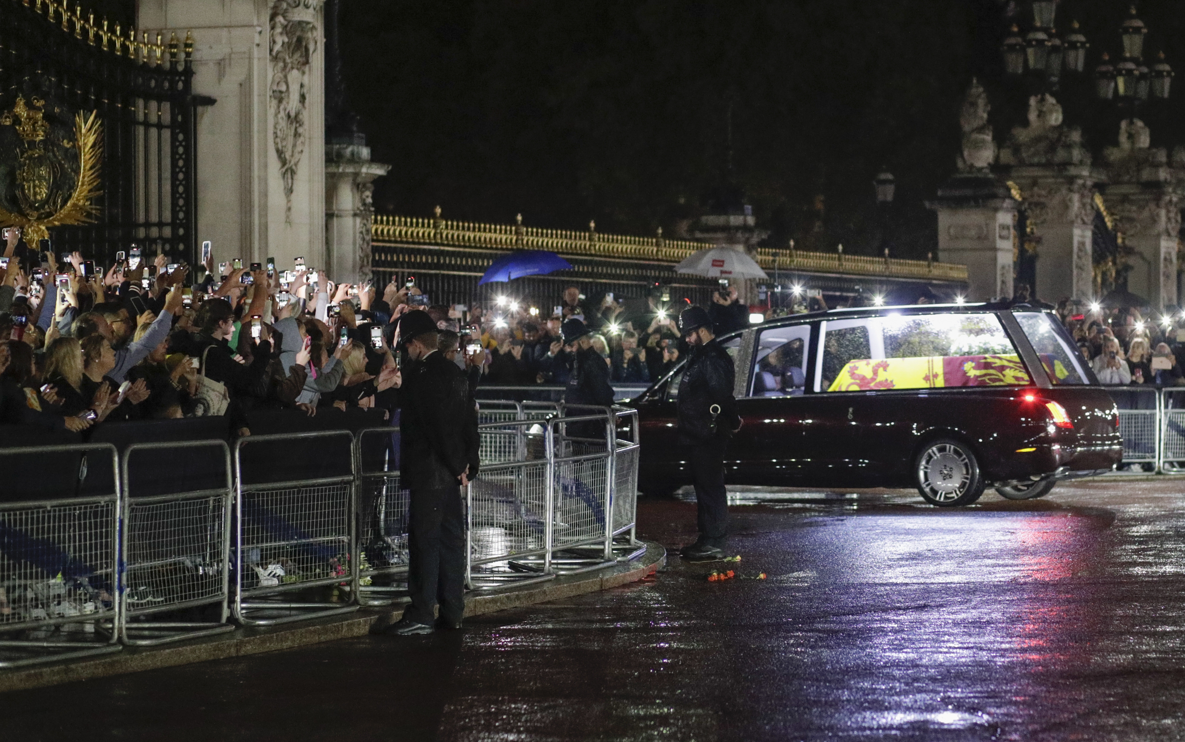 “Ya no volveremos a verla”: el ataúd de Isabel II llega a Londres