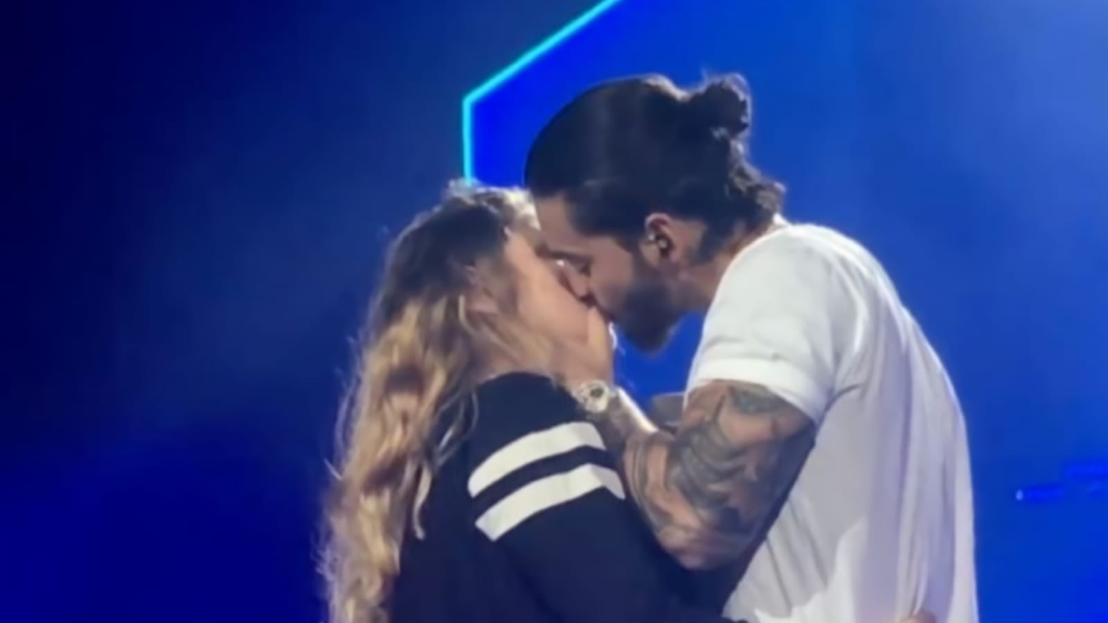 Video: los apasionados besos de Maluma con sus fans desatan críticas en  redes