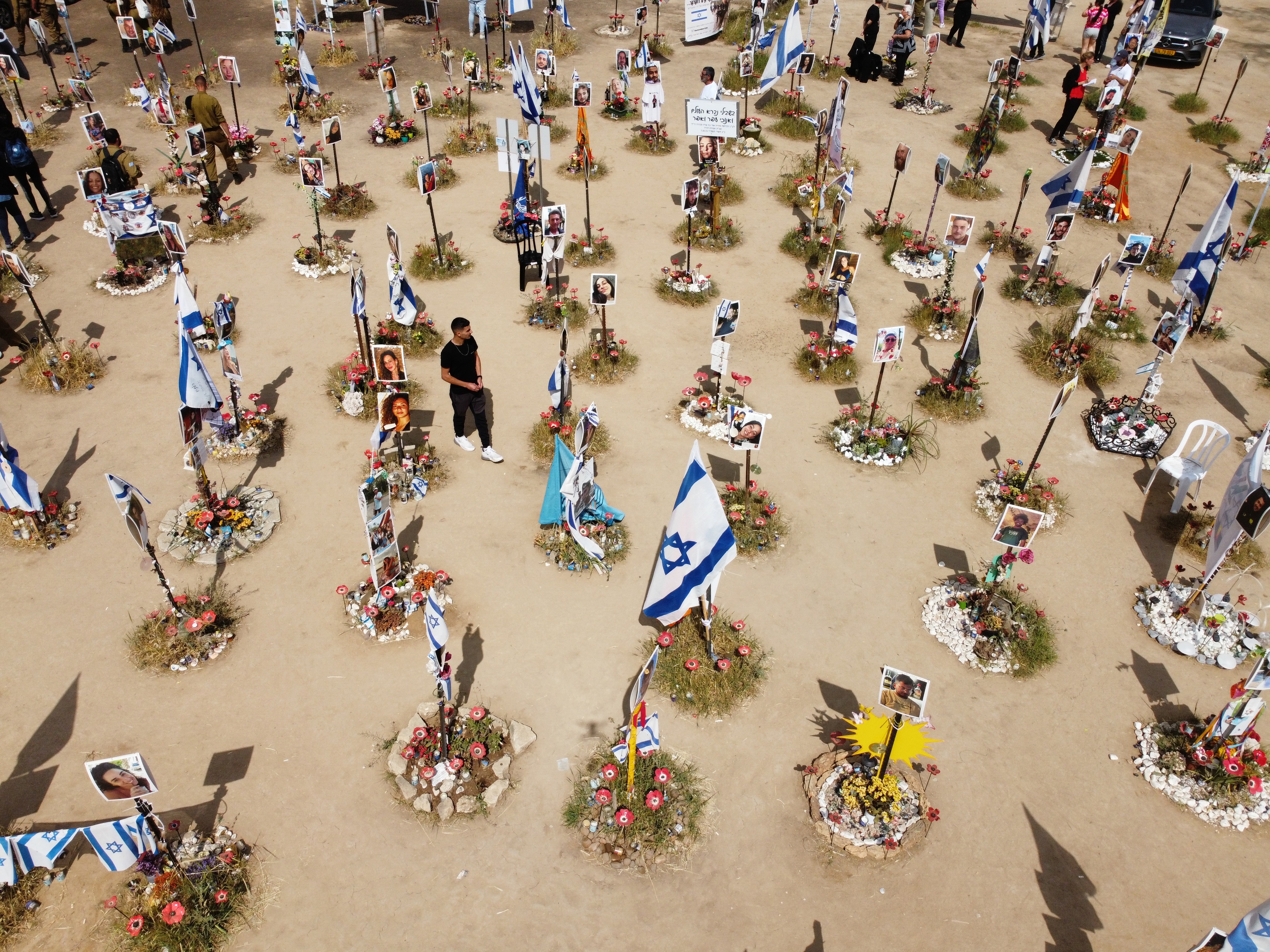 -FOTODELDÍA- ISRAEL, 07/04/2024.- Familiares visitan el lugar en memoria de las víctimas fallecidas durante el festival de música Nova en los ataques de Hamás de octubre de 07, cerca de la frontera con la Franja de Gaza,sur de Israel , 07 de abril de 2024. EFE/ABIR SULTAN
