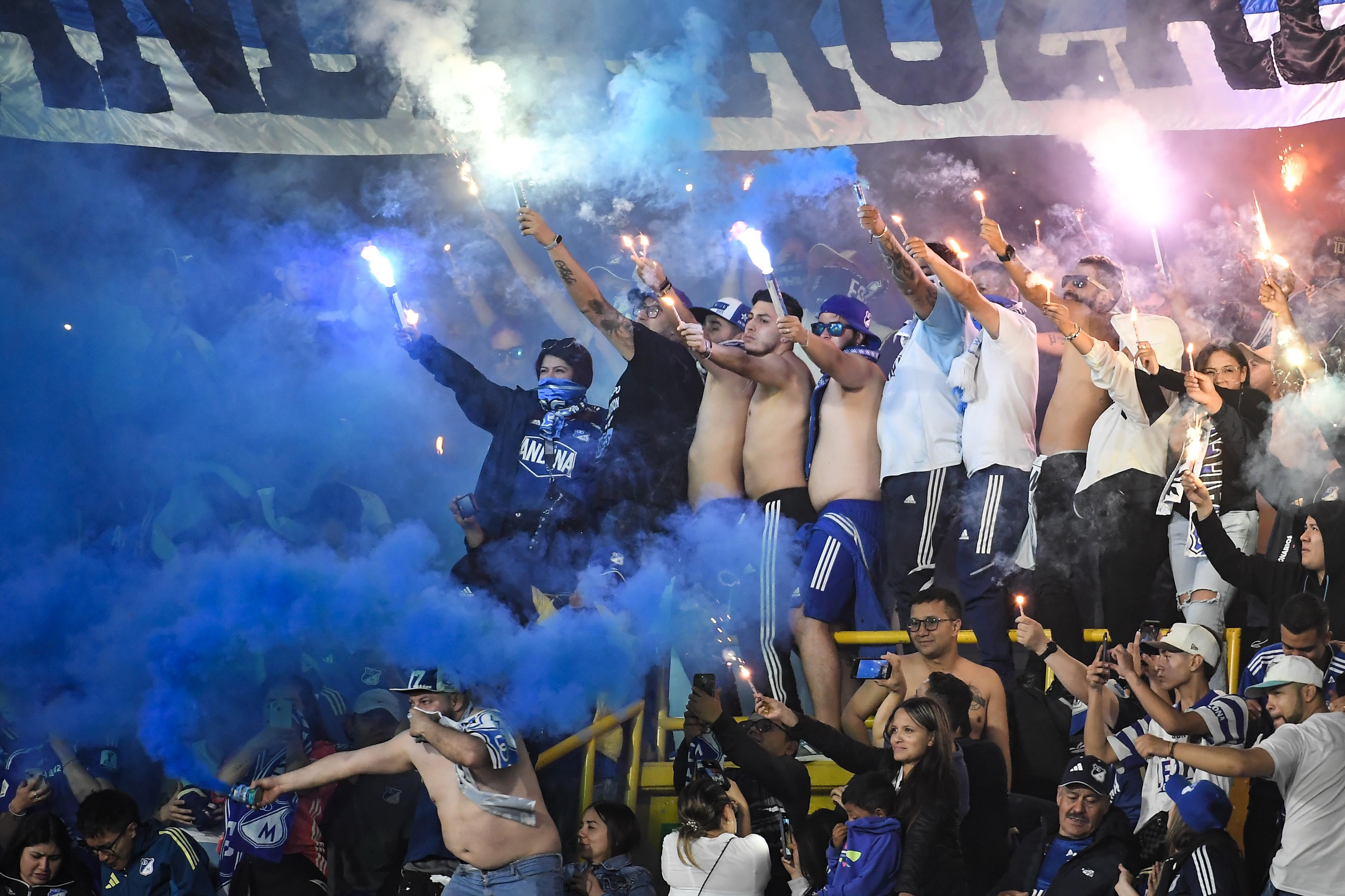 Las bengalas de los hinchas de Millonarios retrasaron el arranque del segundo tiempo. El humo que dejaron entorpeció la visibilidad.