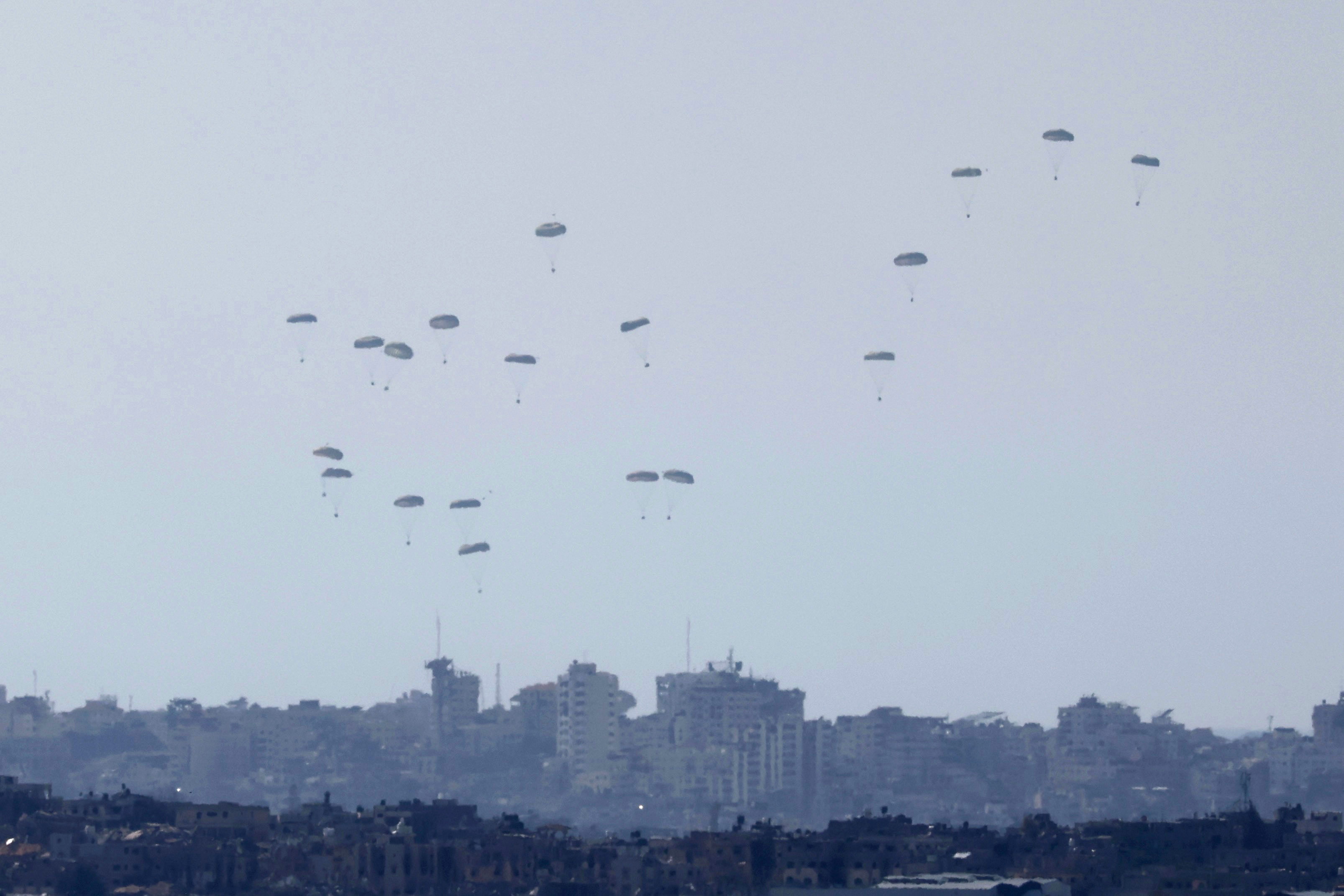 Undisclosed (Israel), 11/03/2024.- Humanitarian aid is airdropped into the northern Gaza Strip by a US Air Force military aircraft, as seen from the Israeli side of the border, southern Israel, 11 March 2024. The international community is combining efforts to increase humanitarian assistance to the residents of Gaza affected by the ongoing conflict. More than 30,000 Palestinians and over 1,300 Israelis have been killed, according to the Palestinian Health Ministry and the Israel Defense Forces (IDF), since Hamas militants launched an attack against Israel from the Gaza Strip on 07 October 2023, and the Israeli operations in Gaza and the West Bank which followed it. EFE/EPA/ABIR SULTAN