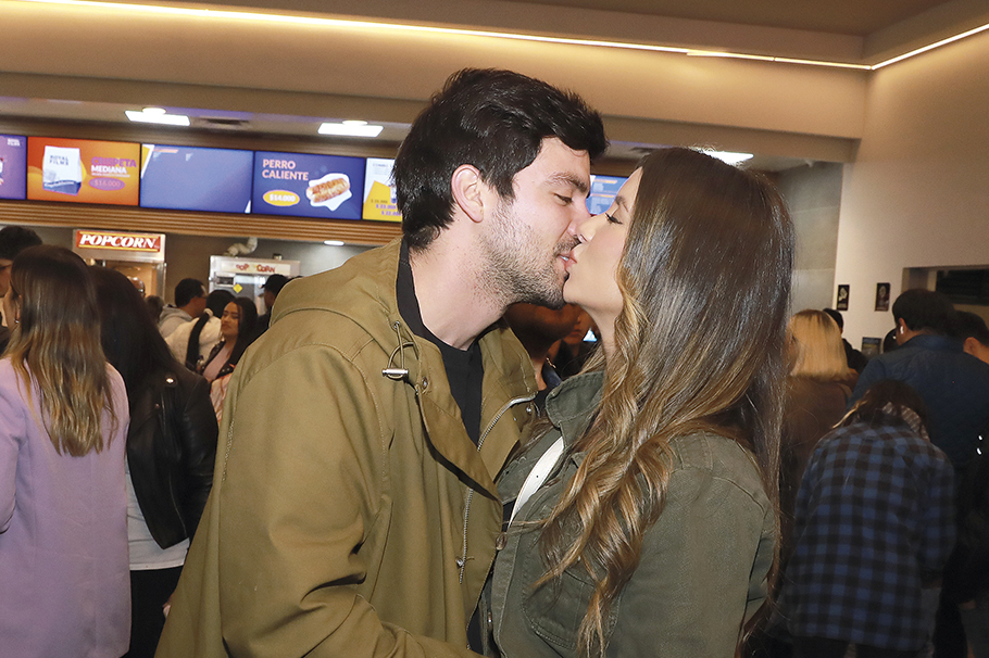 ¡Paparazi! La presentadora Mónica Molano muy enamorada del actor Ian Valencia