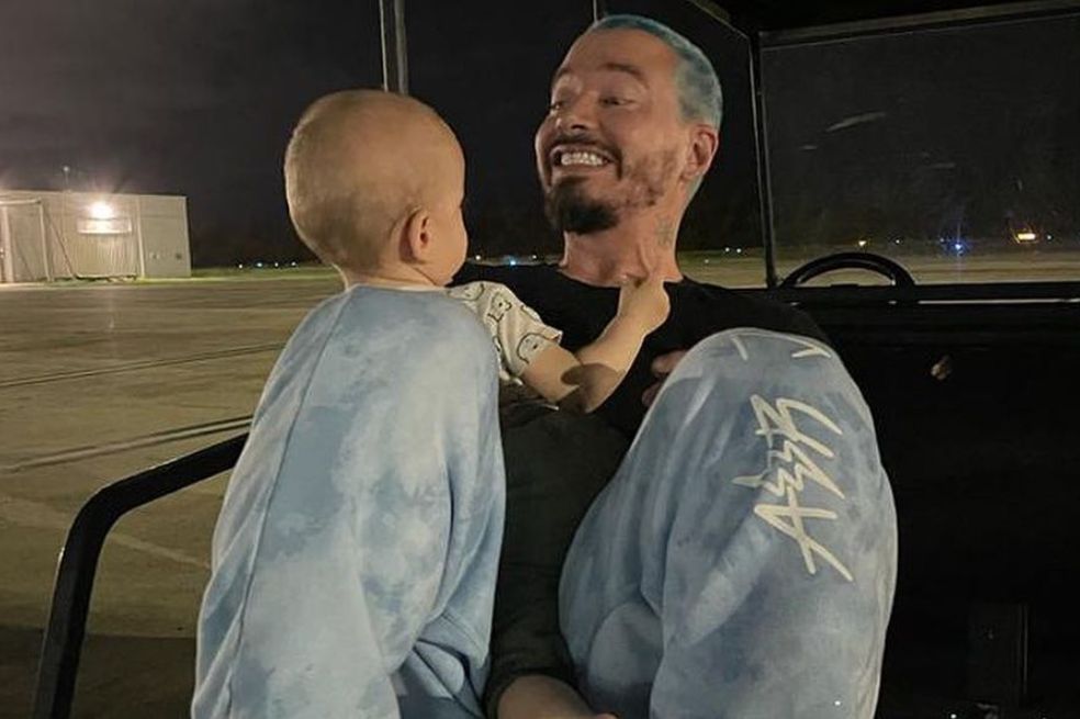 ¡Casi muestra la cédula! Se encuentran a J Balvin en la calle y dudan que sea él