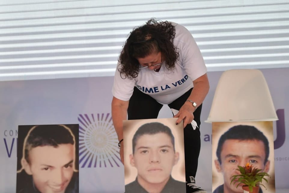 Con fotografías y tejidos, madres y familiares honraron la memoria de sus víctimas.